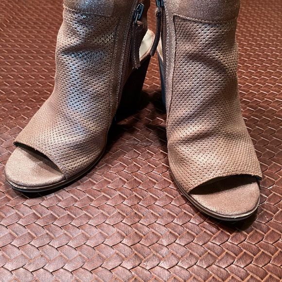 Elegant Women's Naturalizer Peep-Toe Heeled Sandals - Rose Gold - Picture 5 of 6